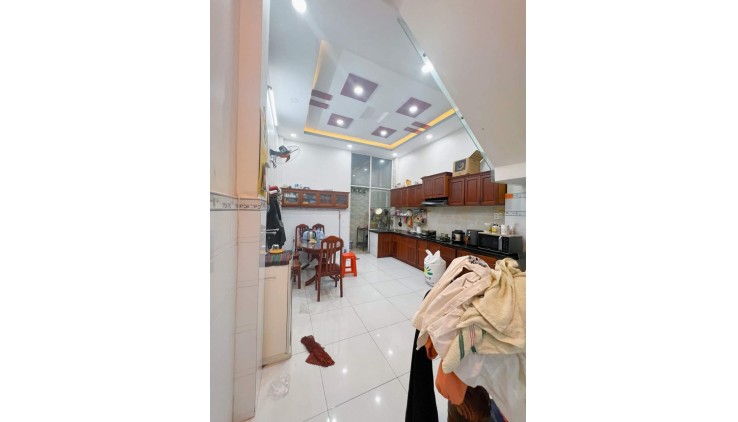 Hiếm Lạc Long Quân - Quận 11 - 4x18m HXH ngủ trong nhà - 2 tầng